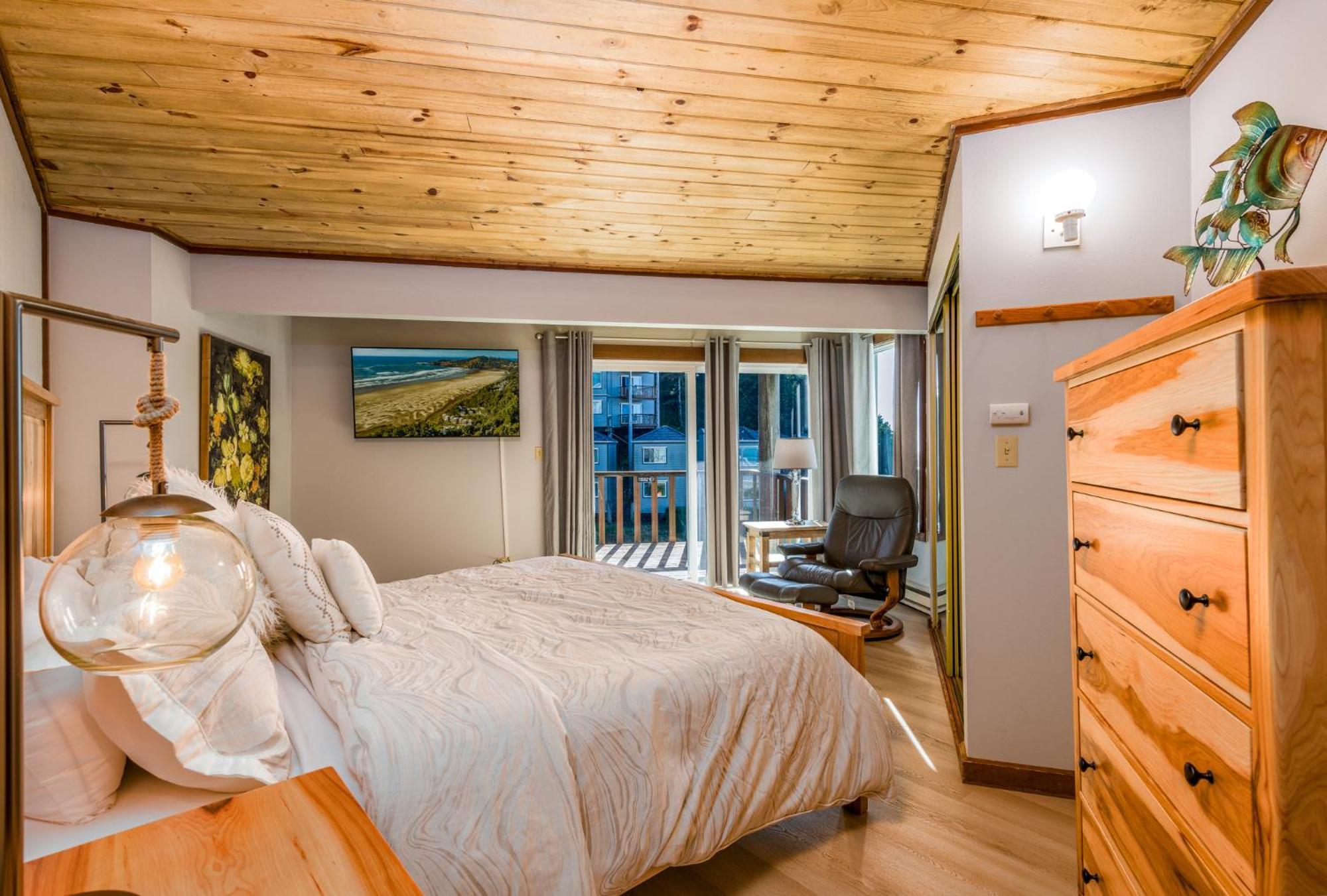 One-Bedroom Condo Upstairs Pet Friendly Non-Smoking